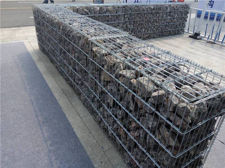 不同尺寸网孔石笼网：适用于各种护坡工程