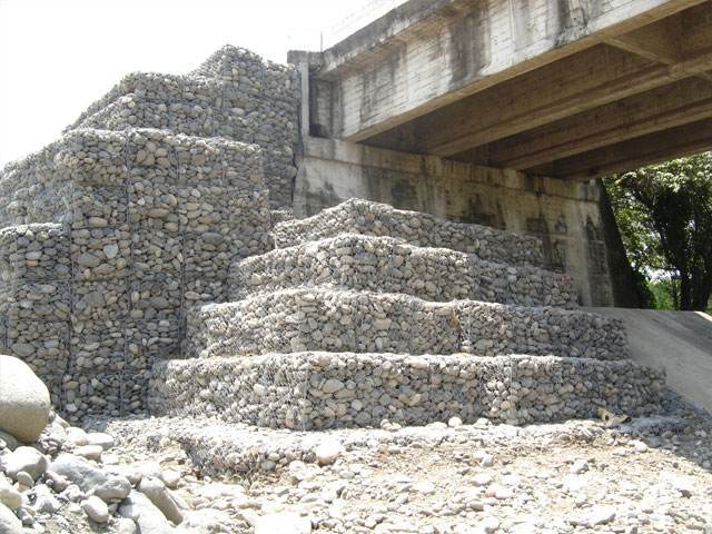 PE覆塑石笼网:绿色环保的边坡防护网