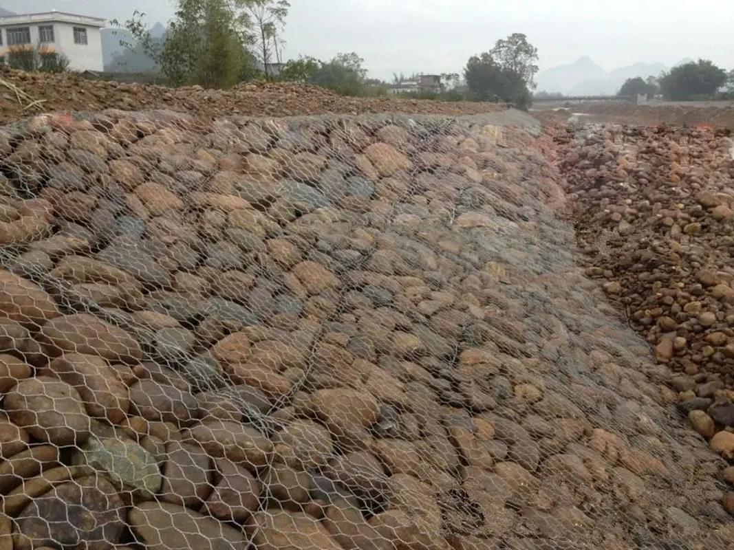 轻型石笼网垫:在河道生态护坡中的运用