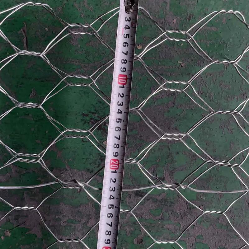 护坡石笼垫的施工与河道治理