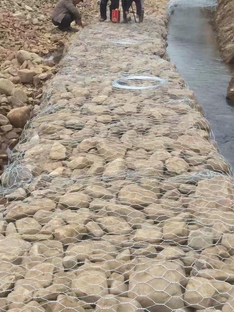 铁路沿线落石防护之异形石笼网解决方案